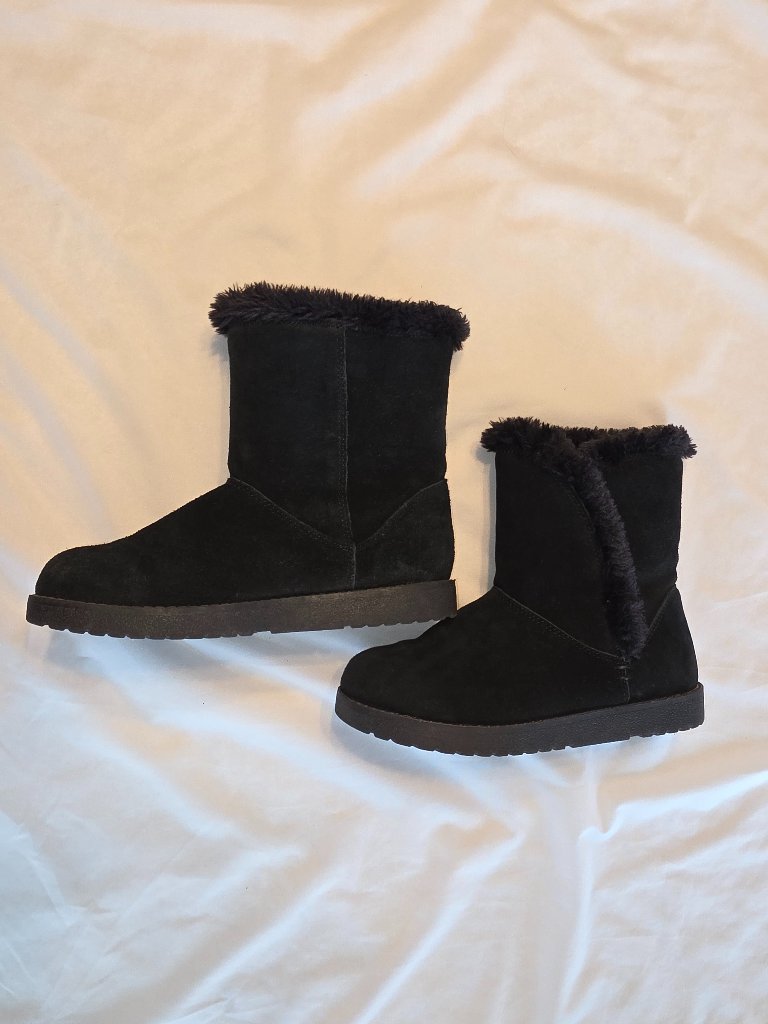 Black Suede Boots Faux Fur Lining Warm Cozy Winter Womens Sz 7 Shoes — image 4 of 8